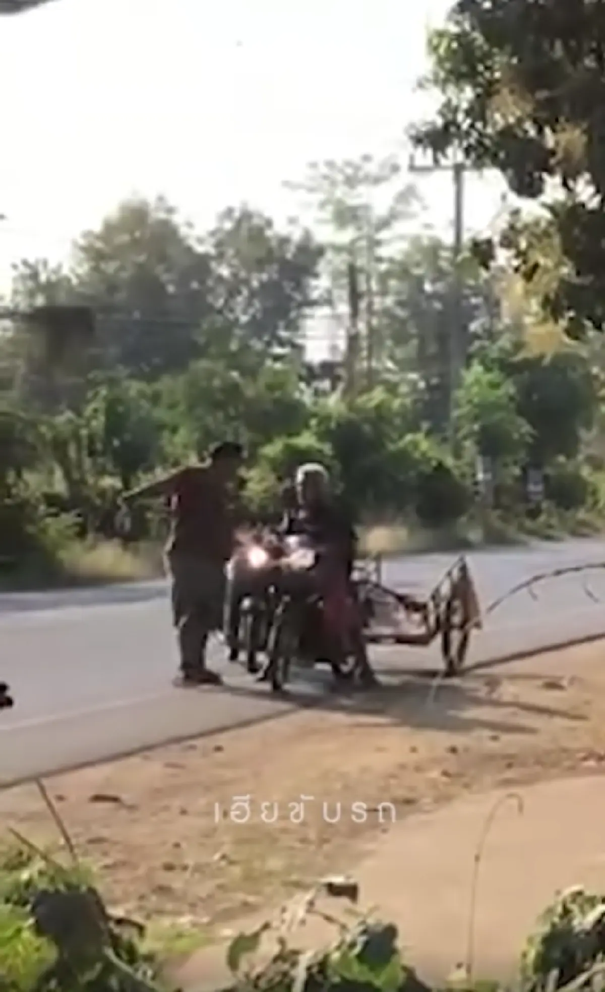 หนุ่มร่างท้วมเดือดสุดขีด ทำร้ายคนแก่กลางถนน