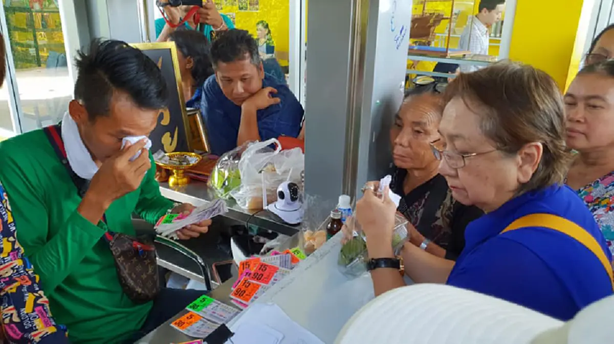 เกินจะทน โดนหนักอีกดอก เจ้าของปั๊มลั่น ขอยึดแผงคืน ไม่ให้"พีท"หวยลวงโลก เข้ามาขายอีกต่อไป (คลิป)