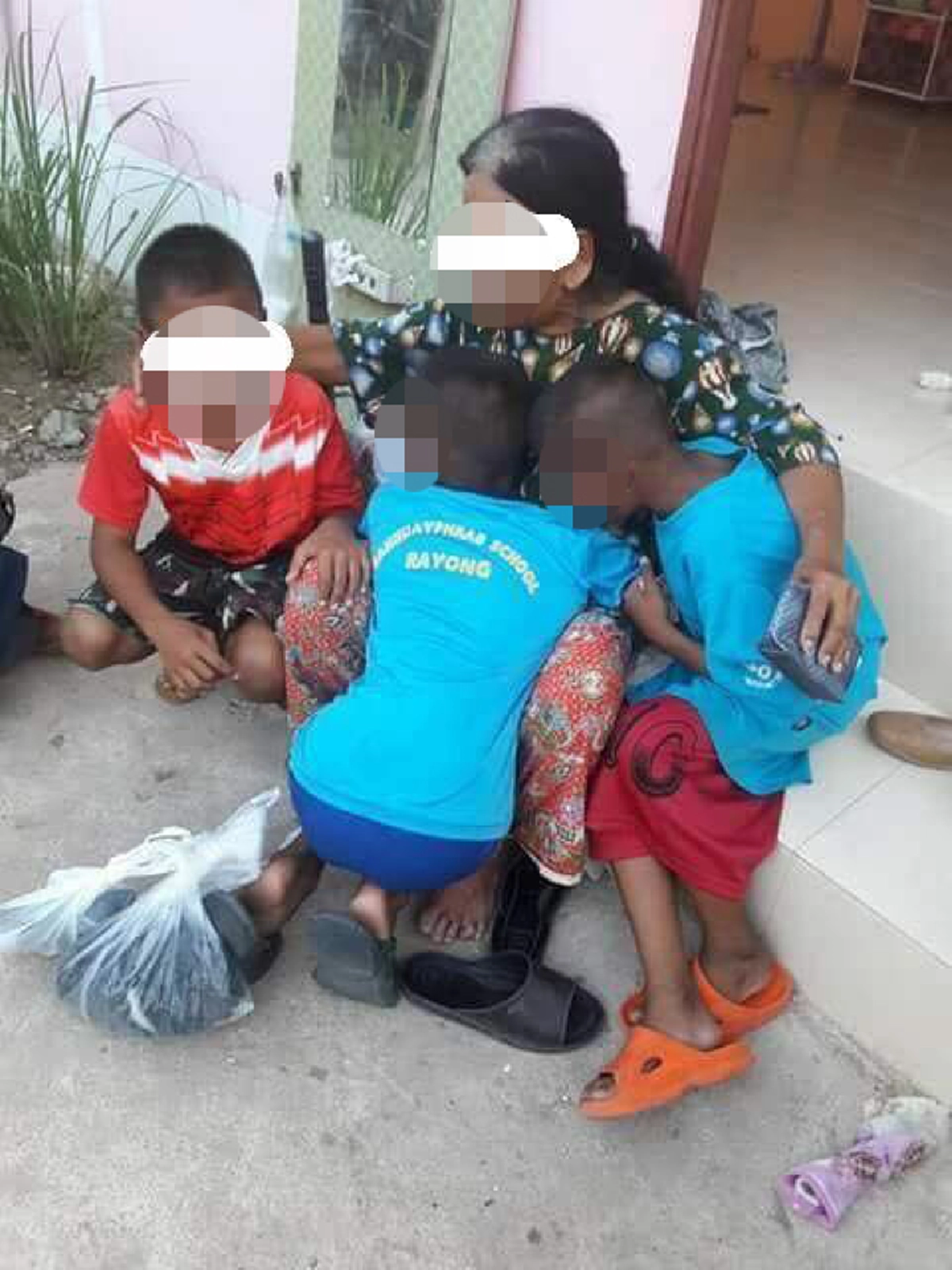 4ชีวิตกอดกันร่ำไห้ ตีนผีพรากเสาหลักเดียวของครอบครัว แถมชนแล้วหนี! แล้วต่อจากนี้จะอยู่กันอย่างไร