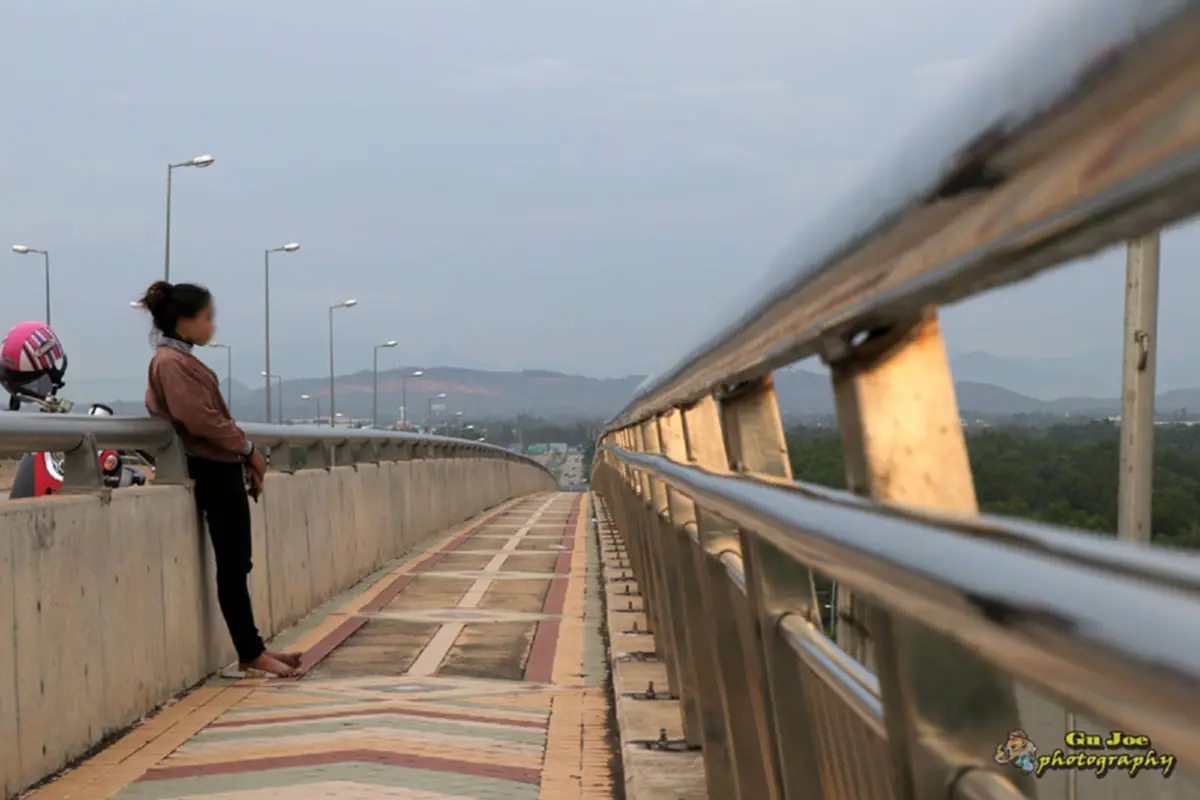 หนุ่มสุราษฎร์ถ่ายภาพหญิงยืนเศร้าบนสะพาน  รู้ทีหลังน้องคิดสั้นโดดน้ำหาย ลุ้นสุดๆไม่อยากให้เป็นภาพสุดท้าย