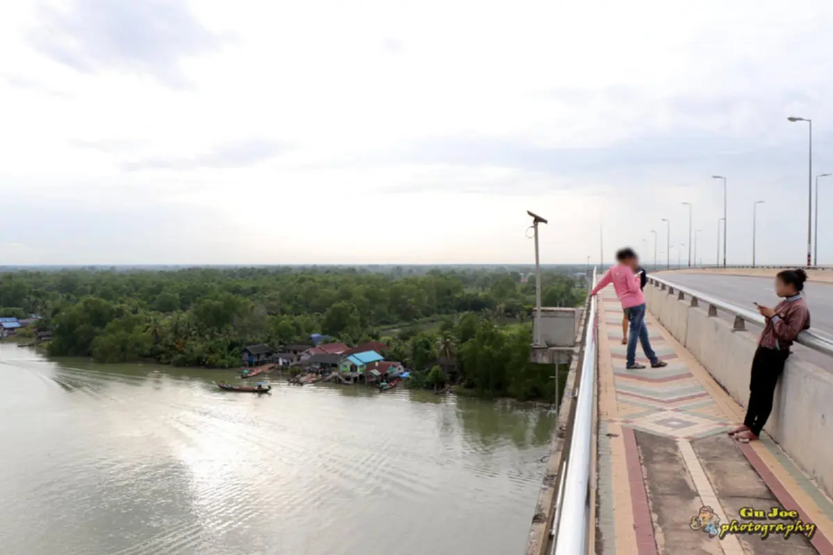หนุ่มสุราษฎร์ถ่ายภาพหญิงยืนเศร้าบนสะพาน  รู้ทีหลังน้องคิดสั้นโดดน้ำหาย ลุ้นสุดๆไม่อยากให้เป็นภาพสุดท้าย