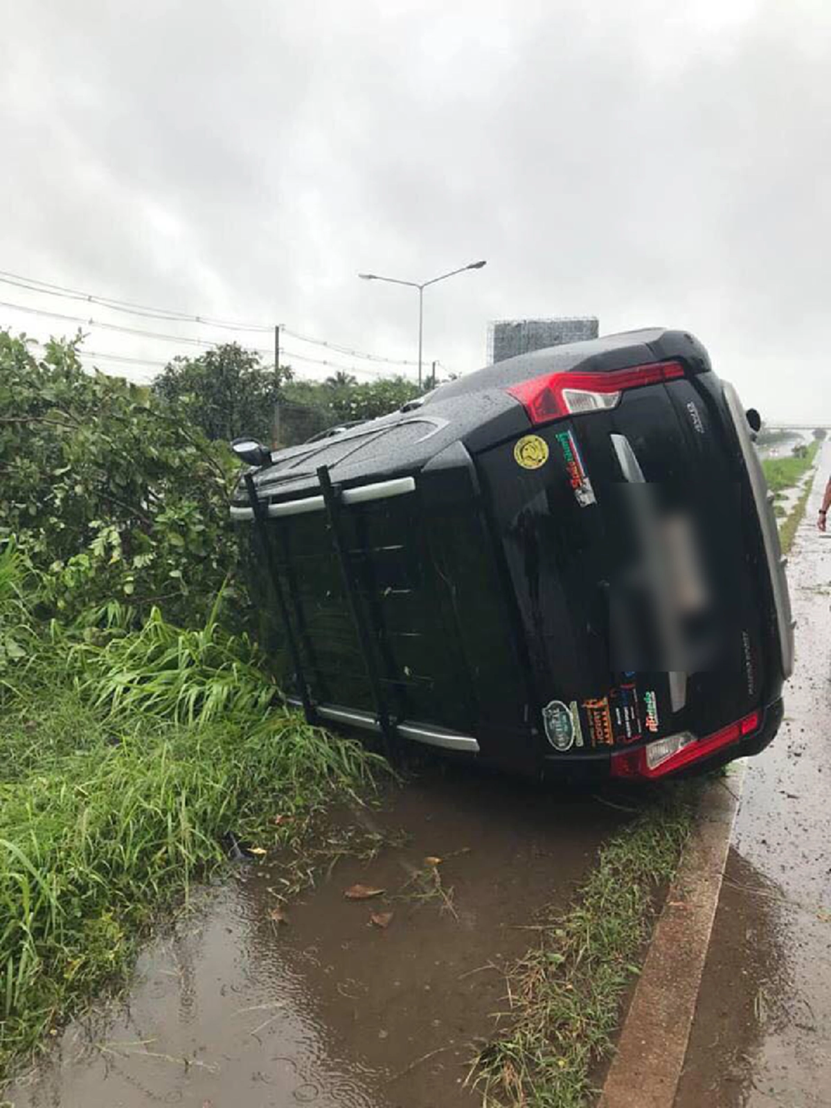เสียงหวีดร้องระงม คลิปจากในรถอุทาหรณ์ฝนตกแต่ขับเร็วเสียหลักพุ่งขึ้นเกาะกลางกระแทกต้นไม้ (คลิป)
