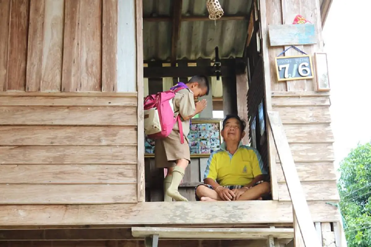 รันทดสุดๆ \"ด.ช.10 ขวบ\" อาศัยบ้านซอมซ่อ ดูแลพ่อพิการ ซ้ำปู่ป่วย-ย่าแก่ตัวหูตึง ต้องแกะเมล็ดข้าวโพดแลกเงินจุนเจือ 4 ชีวิต