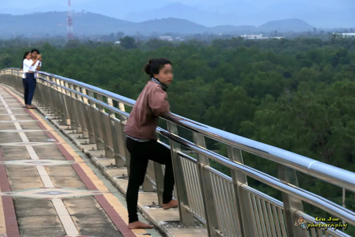 หนุ่มสุราษฎร์ถ่ายภาพหญิงยืนเศร้าบนสะพาน  รู้ทีหลังน้องคิดสั้นโดดน้ำหาย ลุ้นสุดๆไม่อยากให้เป็นภาพสุดท้าย