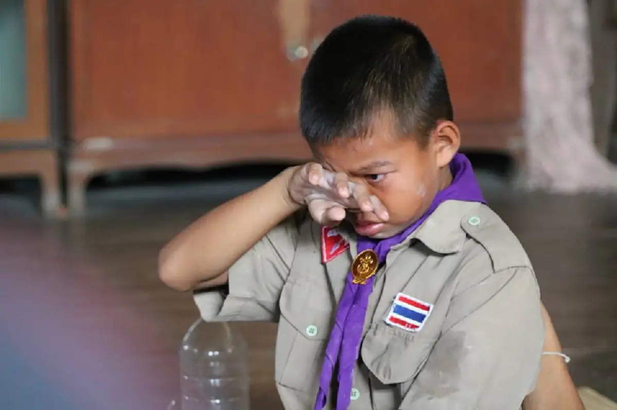 รันทดสุดๆ \"ด.ช.10 ขวบ\" อาศัยบ้านซอมซ่อ ดูแลพ่อพิการ ซ้ำปู่ป่วย-ย่าแก่ตัวหูตึง ต้องแกะเมล็ดข้าวโพดแลกเงินจุนเจือ 4 ชีวิต