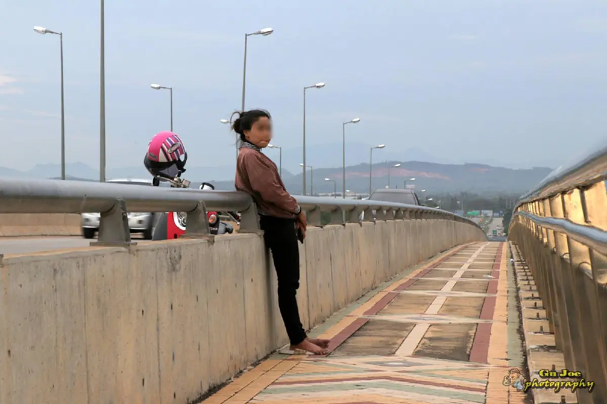 หนุ่มสุราษฎร์ถ่ายภาพหญิงยืนเศร้าบนสะพาน  รู้ทีหลังน้องคิดสั้นโดดน้ำหาย ลุ้นสุดๆไม่อยากให้เป็นภาพสุดท้าย