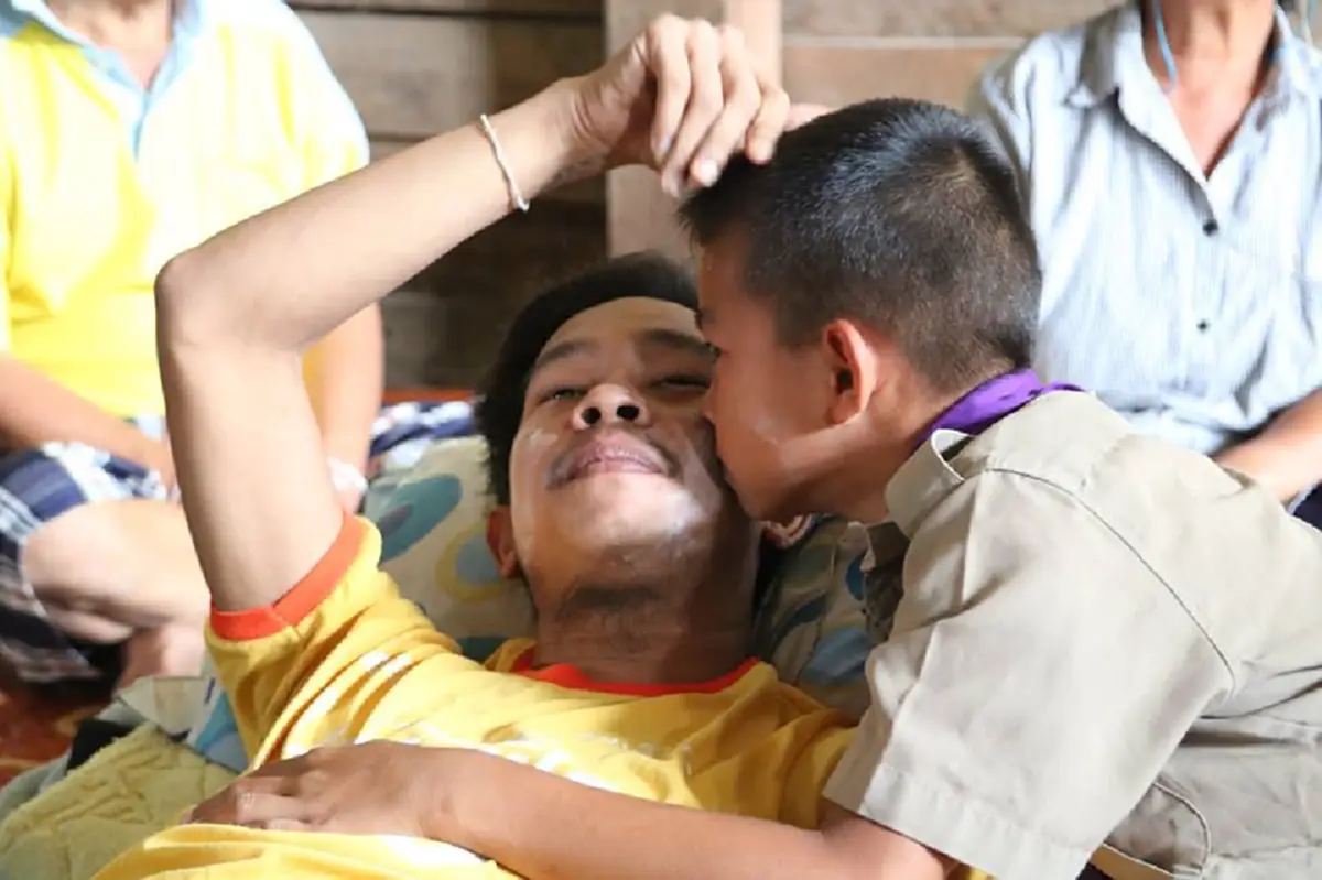 รันทดสุดๆ \"ด.ช.10 ขวบ\" อาศัยบ้านซอมซ่อ ดูแลพ่อพิการ ซ้ำปู่ป่วย-ย่าแก่ตัวหูตึง ต้องแกะเมล็ดข้าวโพดแลกเงินจุนเจือ 4 ชีวิต