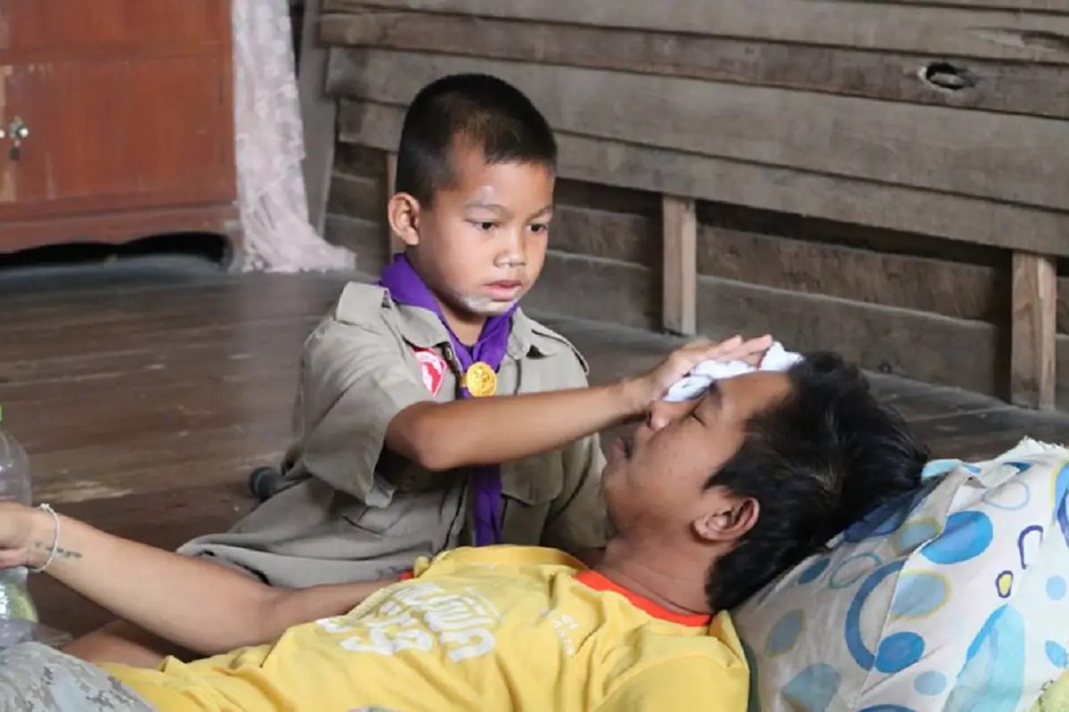 รันทดสุดๆ \"ด.ช.10 ขวบ\" อาศัยบ้านซอมซ่อ ดูแลพ่อพิการ ซ้ำปู่ป่วย-ย่าแก่ตัวหูตึง ต้องแกะเมล็ดข้าวโพดแลกเงินจุนเจือ 4 ชีวิต