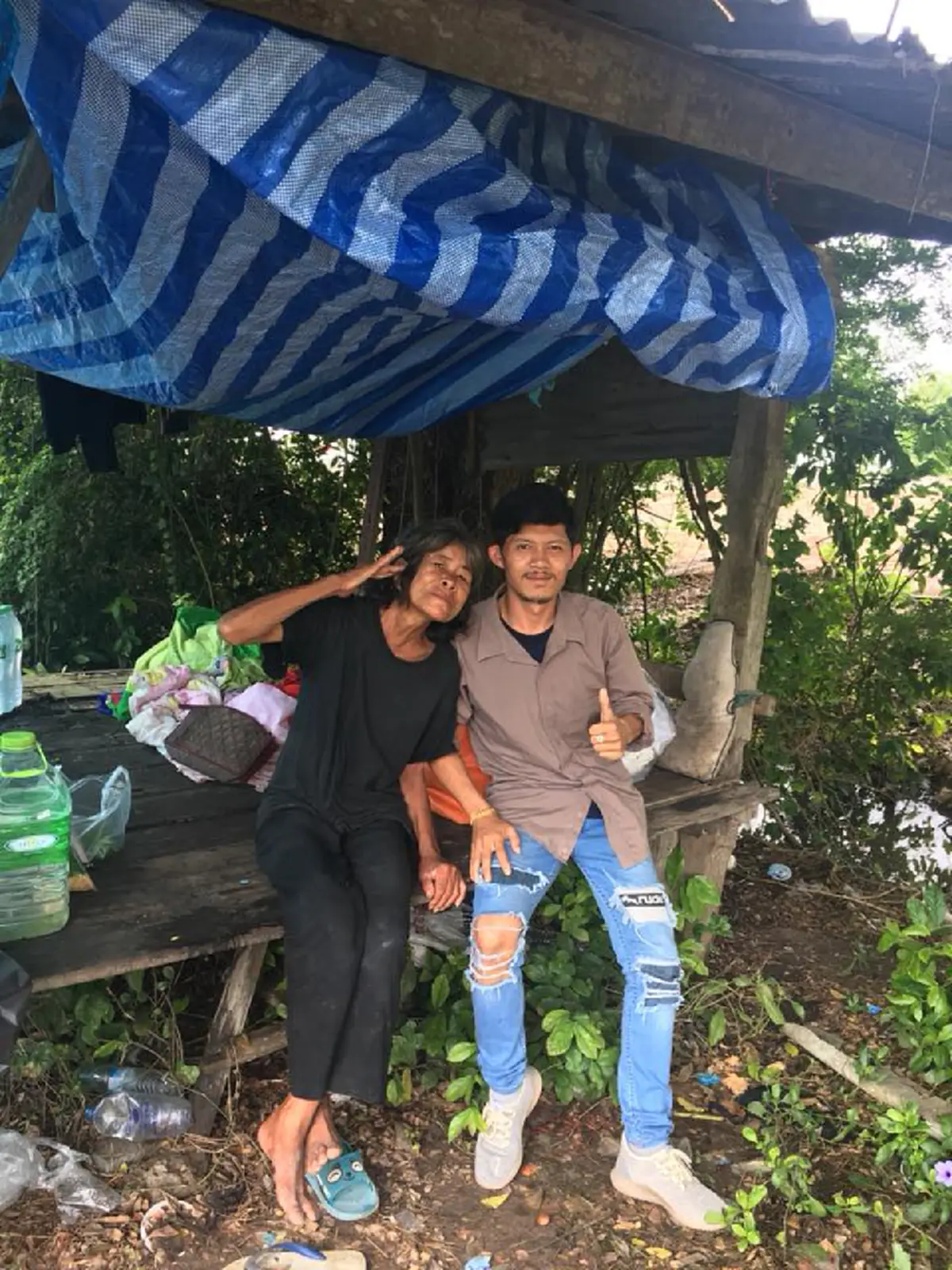 หญิงชรานอนตากฝนในกระท่อมผุพัง ช่างซ่อมรถเห็นเข้ารีบช่วยสุดแรง ทั้งซ่อมหลังคา หาผ้าห่มมาให้ใช้คลายหนาว