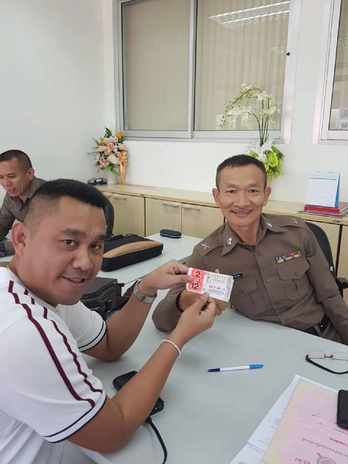  ผู้กองจักร ถูกหวย