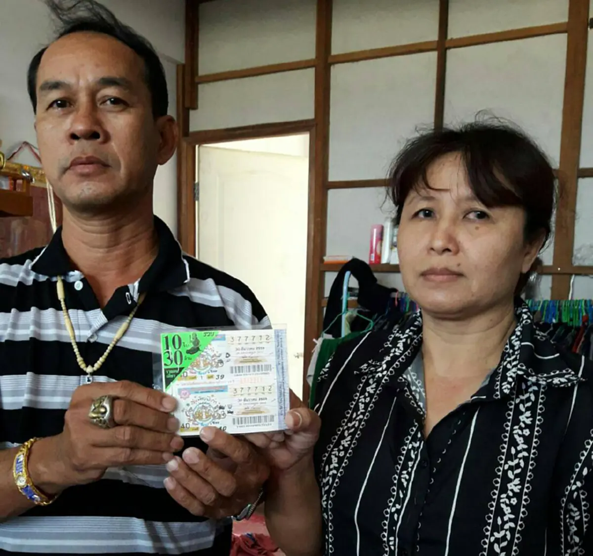 สาวสุพรรณดวงเฮง!!!รับ60ล้านจากรางวัลที่1งวดที่ผ่านมานำแตรวงนางรำมาแก้บนหลวงพ่อโตวัดป่าเลไลยก์!!และวันที่7นี้เธอจะมอบความสุขชุดใหญ่อีกครั้ง