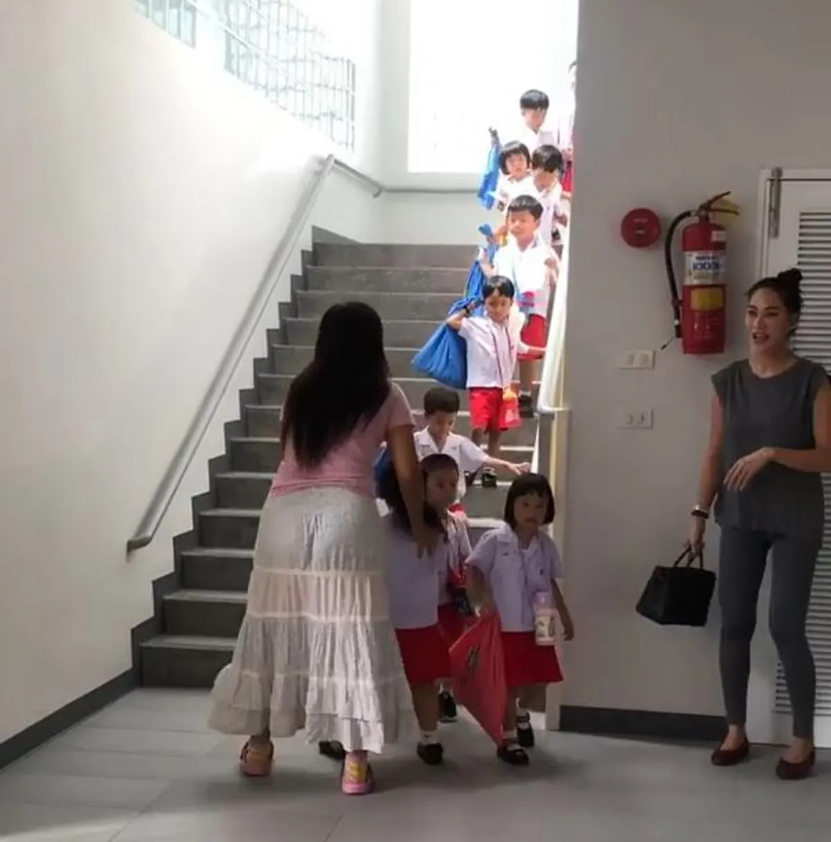 จ๊ะเอ๋ใครมารับเอ่ย!? "พลอย เฌอมาลย์ " แอบไปรับหลานชาย  "น้องทัพฟ้า"  ที่โรงเรียนครั้งแรก ด้อมๆ มองๆ ข้างกำแพง และวินาทีสุดประทับใจจึงบังเกิด