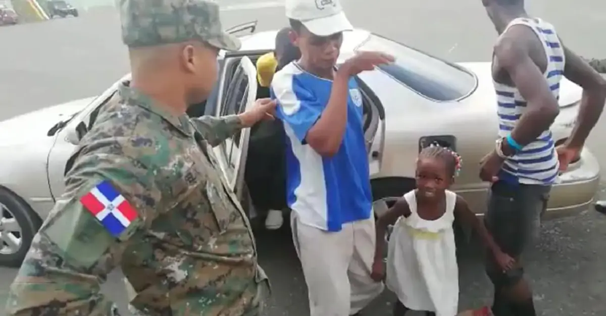 ยอมเลย รถเก๋งหนึ่งคัน เคยนั่งอัดกันเเน่นที่สุดกี่คน?? ลองมานับกันดู!! ยัดกันไปทุกซอกทุกมุมจริงๆ  (คลิป)