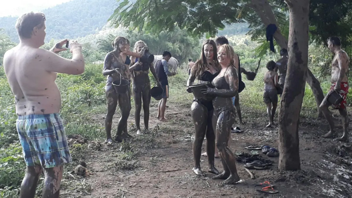 แชร์สนั่น..แลนมาร์คใหม่!! ฝรั่งไม่เคยเจอแบบนี้!!...ปางช้างเชียงใหม่เปิดอิสระนักท่องเที่ยวใกล้ชิดถึงเนื้อหนัง ลุยละเลงโคลน จำสภาพแทบไม่ได้??