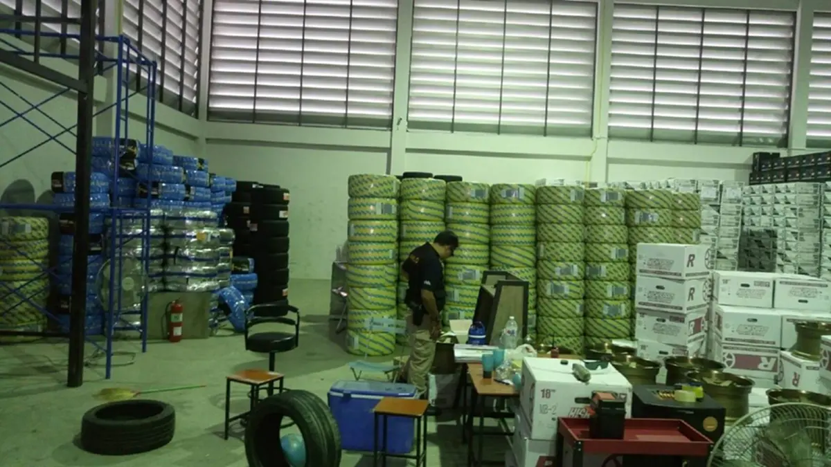 กวาดล้างให้สิ้นซาก "บิ๊กหมาย" ลุยเอง ชุดสยบไพรีบุกโรงงานยางแถวกระทุ่มแบน ค้ายารวยอู้ฟู่กว่า 100 ล้าน