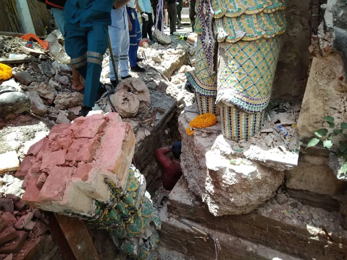 ด่วนๆ เจดีย์เก่าวัดพระยาทำฯทรุดตัวถล่ม คนงานเจ็บติดค้างใต้ซากเร่งช่วย