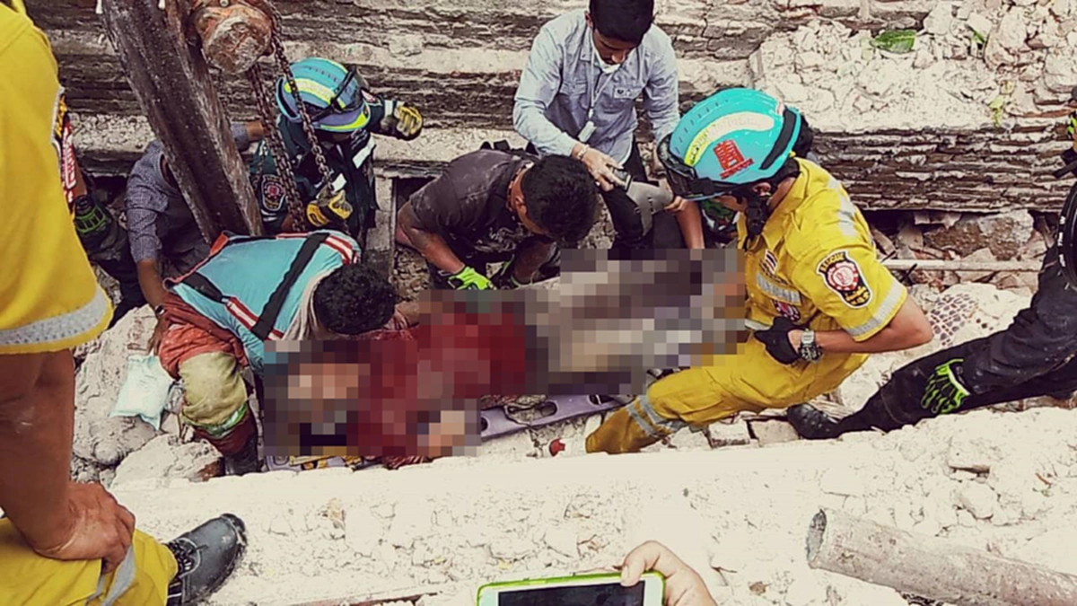 ด่วนๆ เจดีย์เก่าวัดพระยาทำฯทรุดตัวถล่ม คนงานเจ็บติดค้างใต้ซากเร่งช่วย