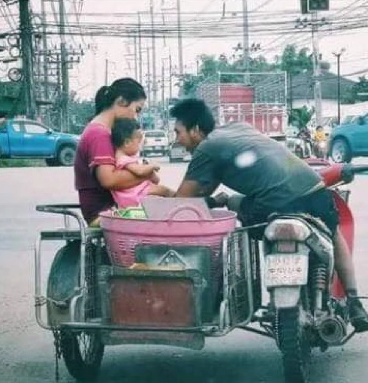 เห็นภาพแล้วโดนใจ "เสี่ยเต๊นท์รถ" โพสต์ตามหาหนุ่มสู้ชีวิต ขี่จยย.พ่วงข้าง ลูกเมียเป็นกำลังใจ ใครเจอที่ไหนแจ้งด่วน