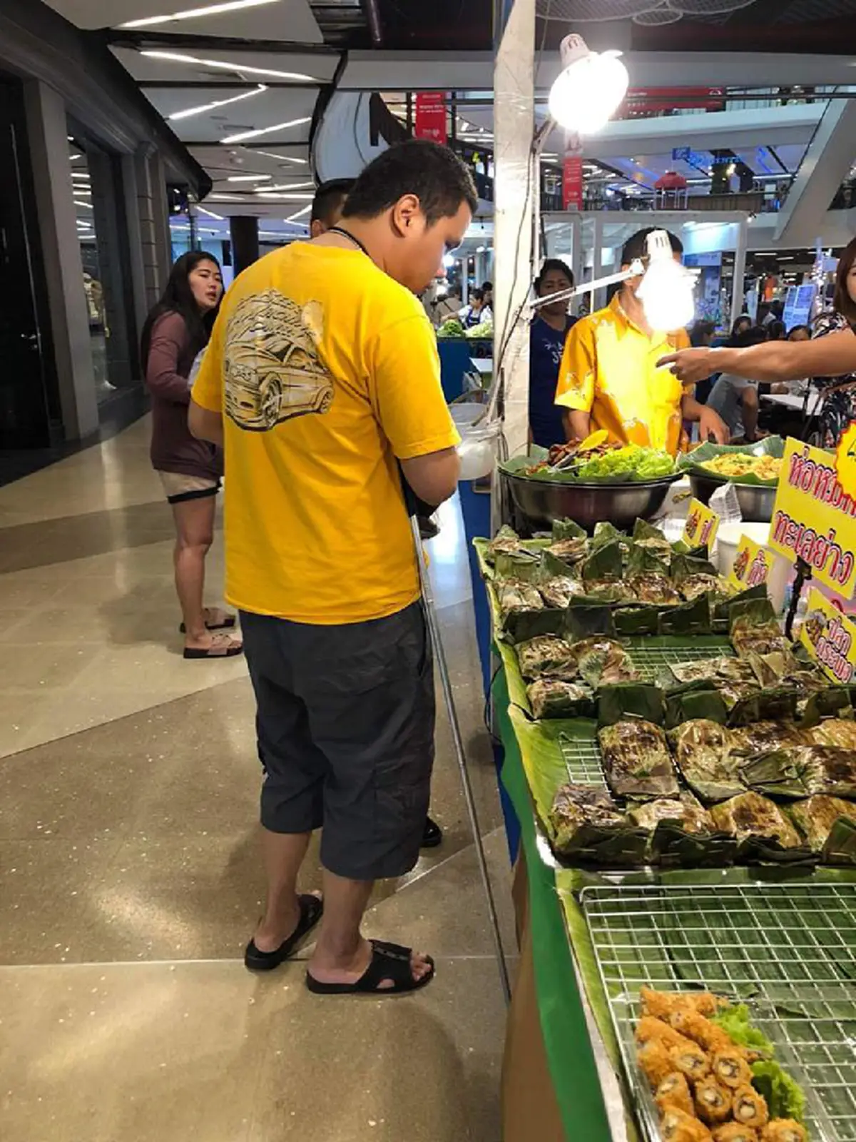 หล่อสุดๆ รปภ.หนุ่มจูงมือพาคนตาบอดซื้อของในห้าง แกะกุ้งนั่งป้อนข้าว ดูแลดีจนโซเชียลประทับใจ