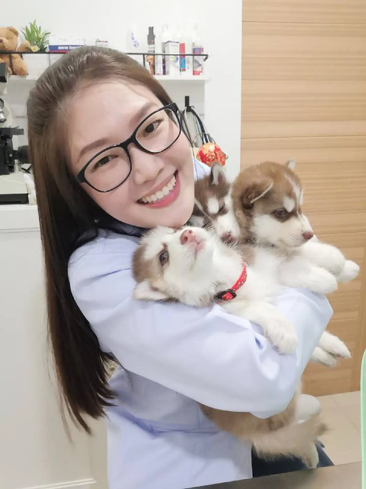 ภาพล่าสุด หมอมน สูตินารีแพทย์จำเป็น ในวันเจอหน้าพ่อแม่ทารกน้อย