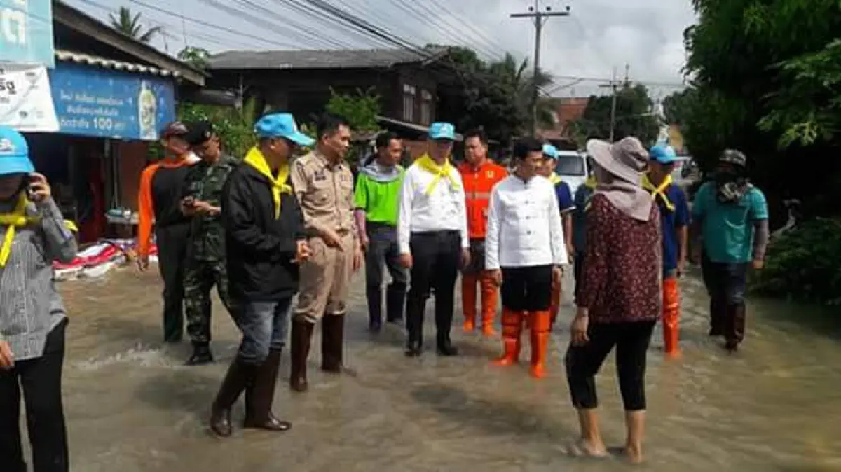 คนดีอยู่ที่ไหนก็ดี!! "ผู้ว่าฯ พะเยา" ลงพื้นที่ลุยน้ำท่วมช่วยปชช. ก่อนบินลัดฟ้า รับรางวัลหน้าตาของประเทศ!!