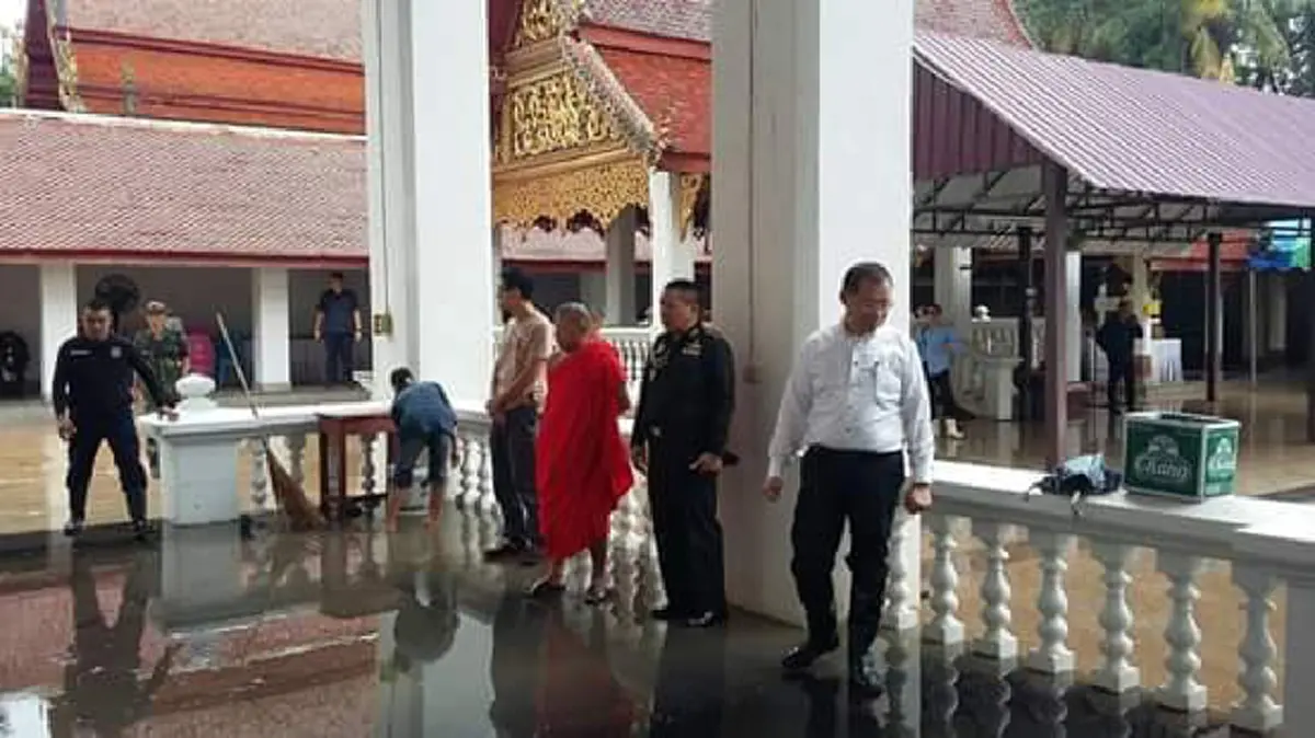 คนดีอยู่ที่ไหนก็ดี!! "ผู้ว่าฯ พะเยา" ลงพื้นที่ลุยน้ำท่วมช่วยปชช. ก่อนบินลัดฟ้า รับรางวัลหน้าตาของประเทศ!!