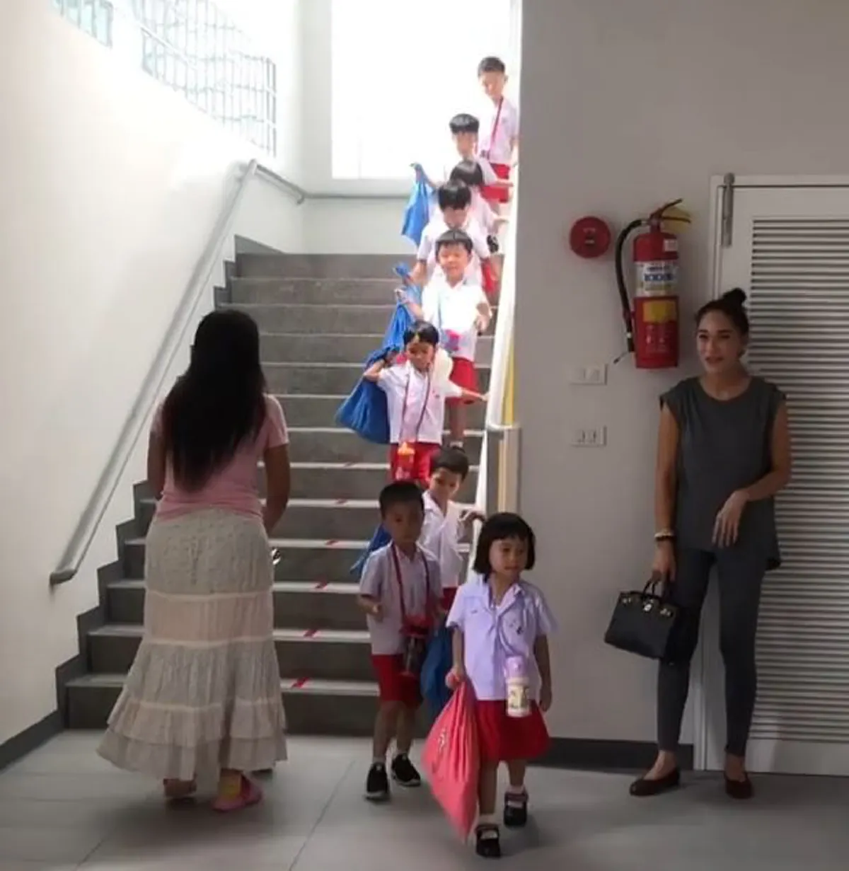 จ๊ะเอ๋ใครมารับเอ่ย!? "พลอย เฌอมาลย์ " แอบไปรับหลานชาย  "น้องทัพฟ้า"  ที่โรงเรียนครั้งแรก ด้อมๆ มองๆ ข้างกำแพง และวินาทีสุดประทับใจจึงบังเกิด