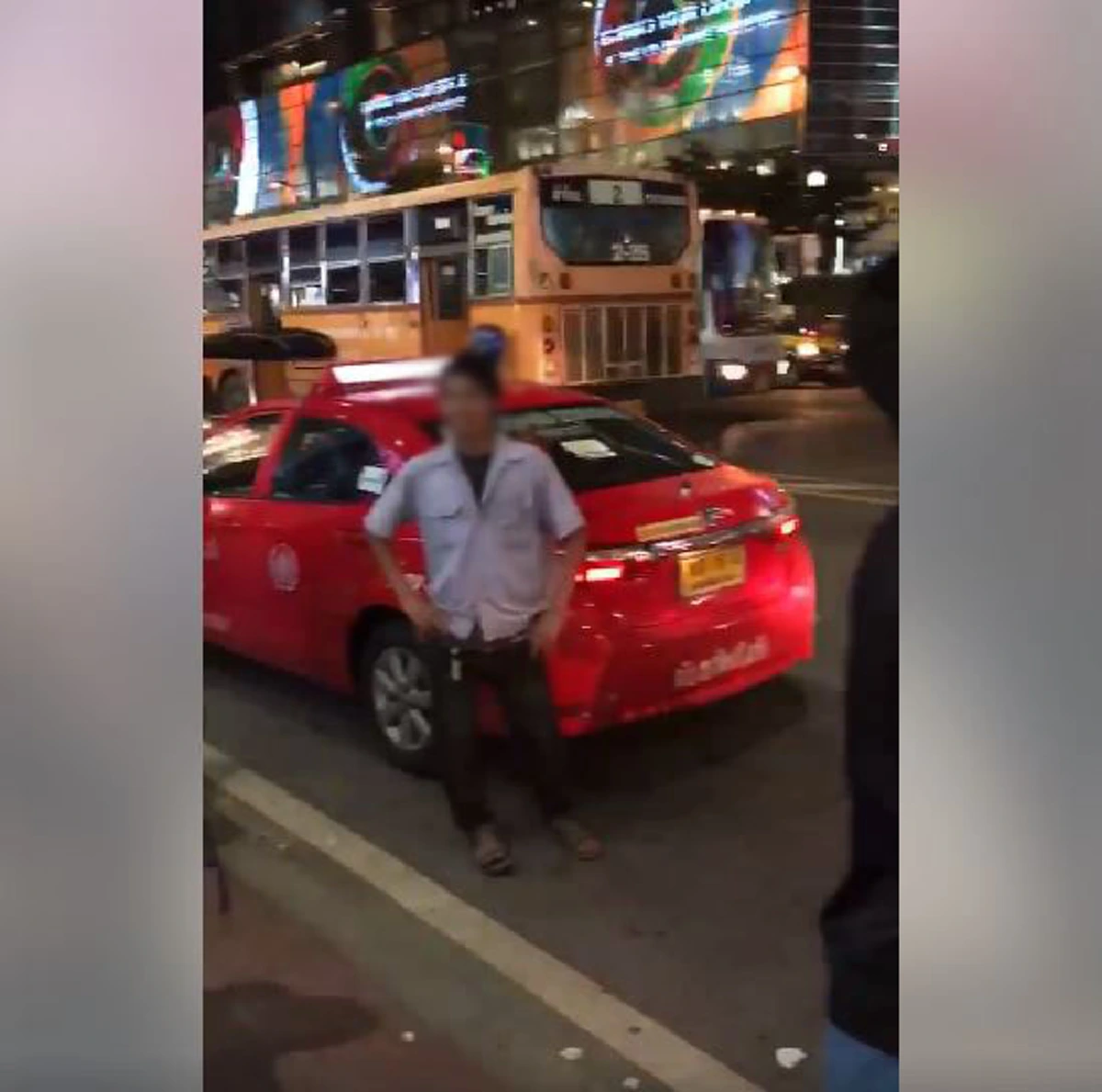 แท็กซี่จอดเต็มไปหมด!! สาวโพสต์จะกลับบ้าน แต่แท็กซี่ไม่รับ บางคันเรียกราคา 200 พอเจอลูกค้าต่างชาติรีบกวักมือเรียก มิเตอร์ก็ไม่ให้กด (คลิป)