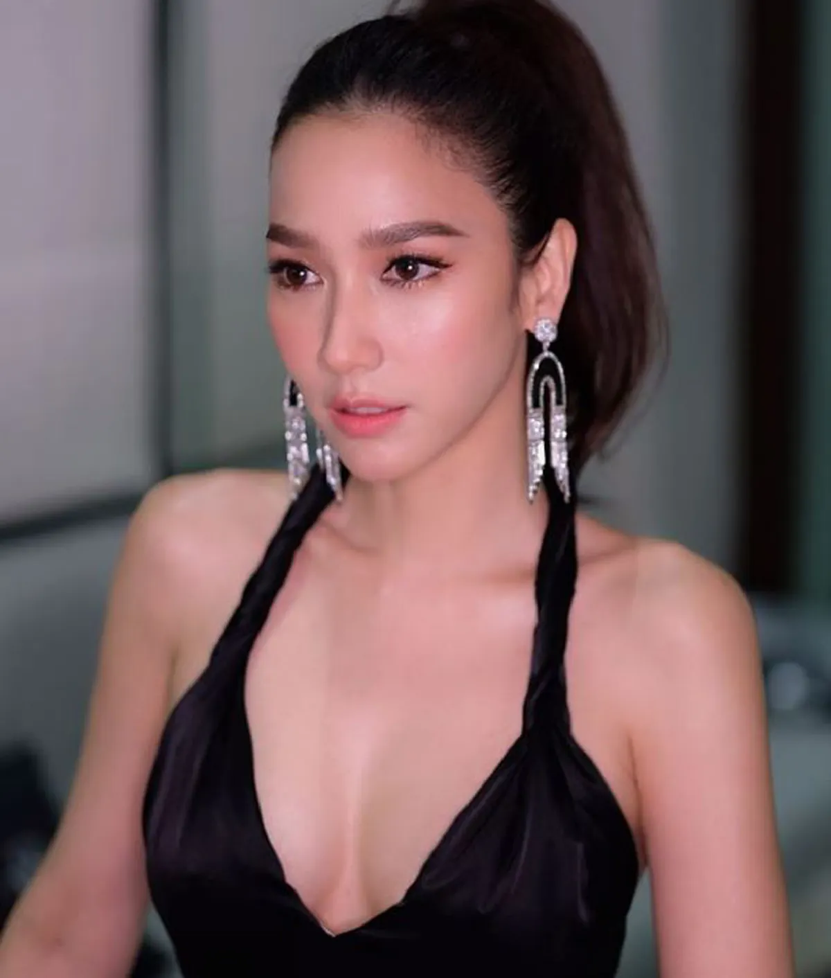 ตื่นเช้ามารับโชคใหญ่!! "อั้ม พัชราภา" โพสต์ภาพหน้าผากตัวเอง มีรอยแผลฟกช้ำ ส้นตู้ตกใส่หน้าผาก ส่งสติ๊กเกอร์ร้องไห้อยากเอาตู้มาทำลาย