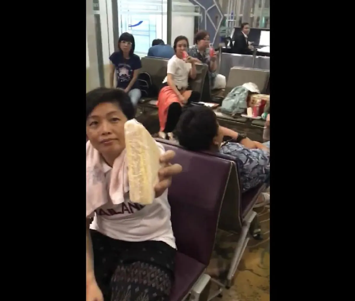 ชุ่ยอีกแล้ว!! \"ริว จิตสัมผัส\" เดือด อัดคลิปฉะสายการบินดัง หลังถูกทิ้งหลายชั่วโมงพร้อมผู้โดยสารกว่า 200 ชีวิต เรื่องนี้ริวคงต้องยุ่ง (คลิป)