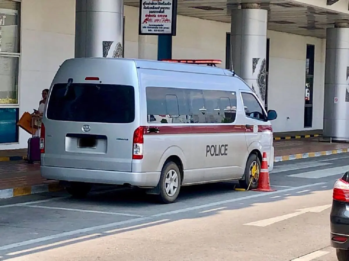 โดนเองบ้าง!! เผยภาพ "รถตำรวจ" โดนล็อคล้อ คาสนามบิน