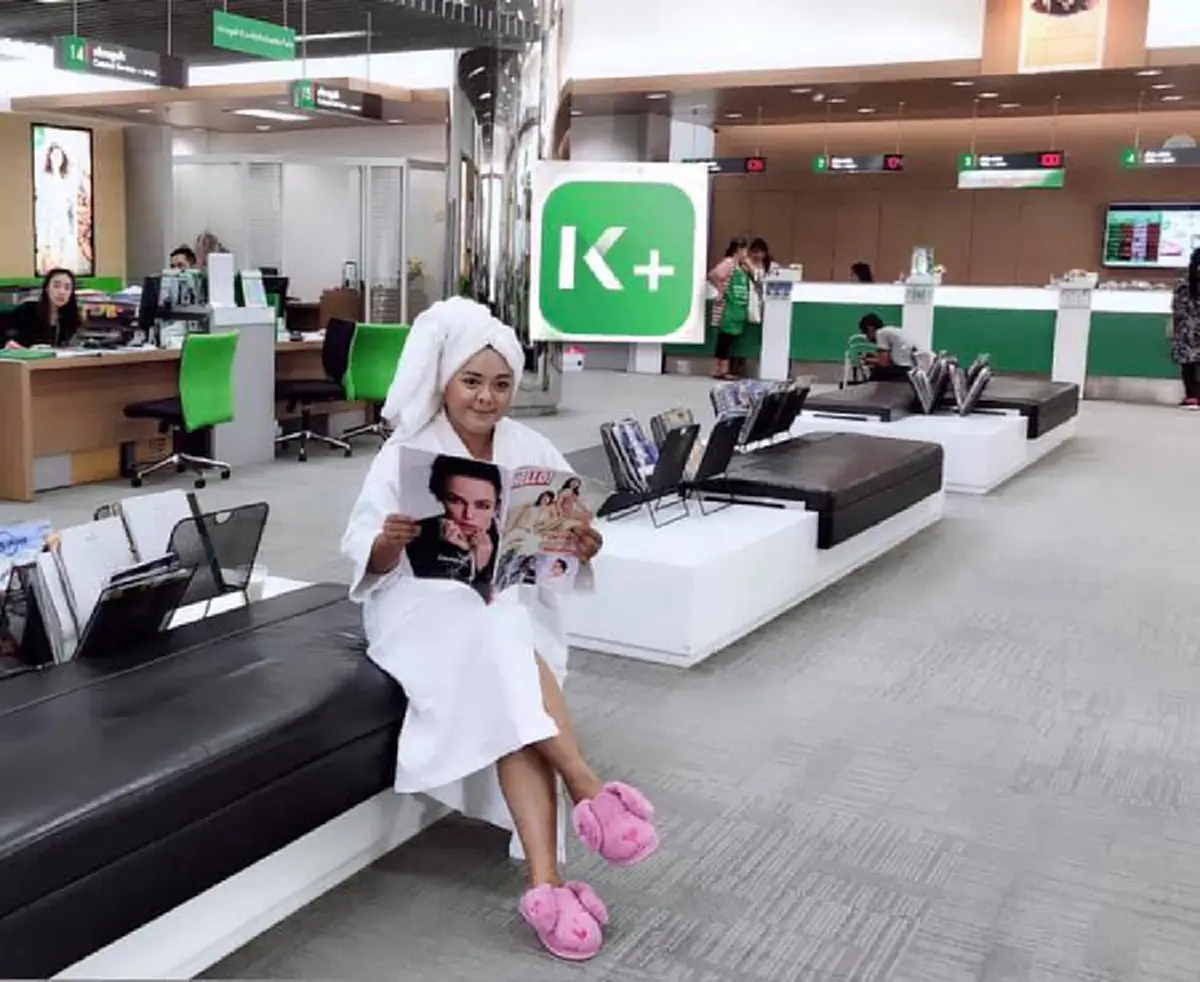 ฮามาก หนุ่ม-สาวแบงก์ดังแต่งตัวจัดเต็ม เมื่อบริษัทให้ใส่ชุดอะไรมาทำงานก็ได้ ชาวเน็ตยกนิ้วให้เลย