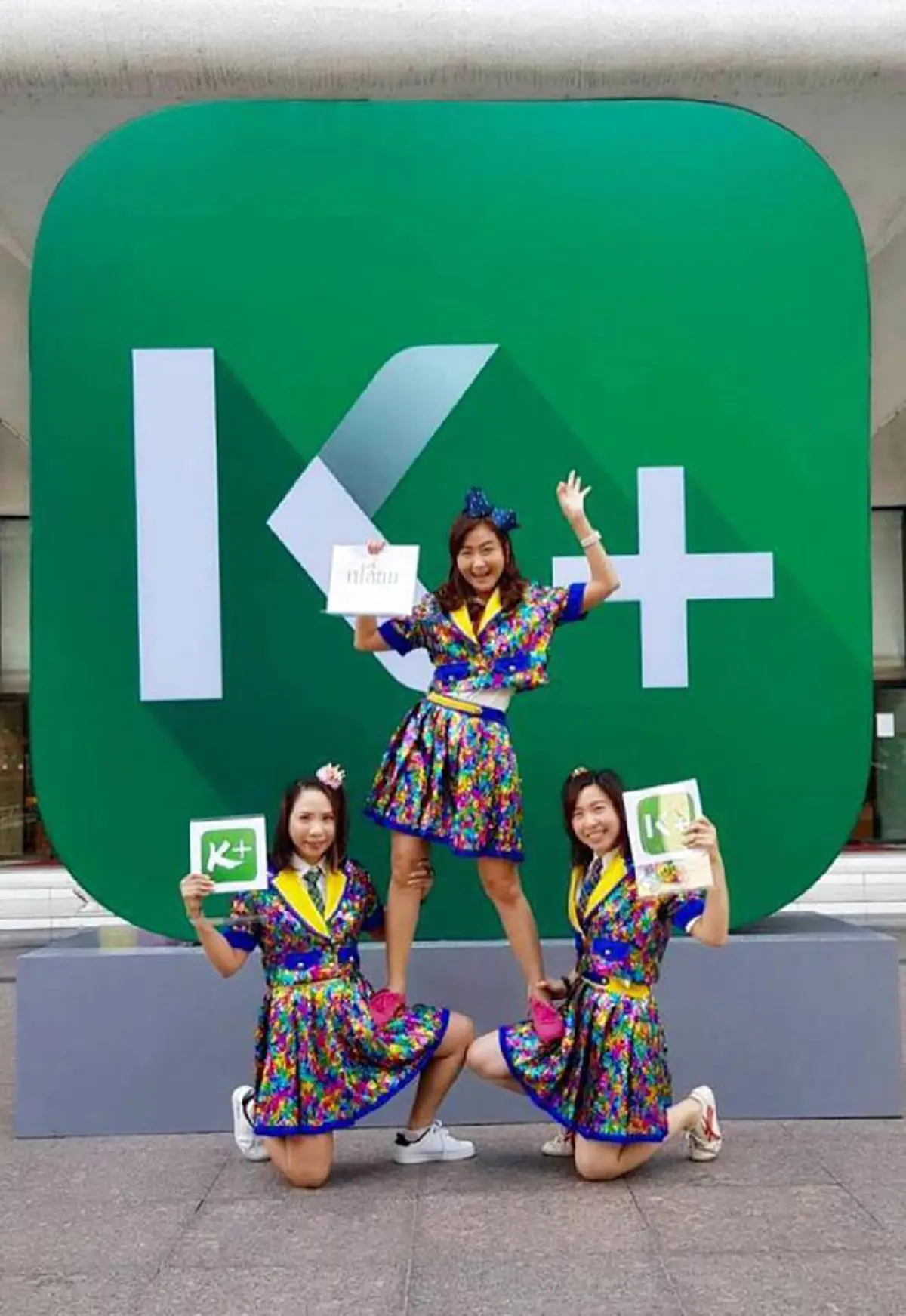 ฮามาก หนุ่ม-สาวแบงก์ดังแต่งตัวจัดเต็ม เมื่อบริษัทให้ใส่ชุดอะไรมาทำงานก็ได้ ชาวเน็ตยกนิ้วให้เลย