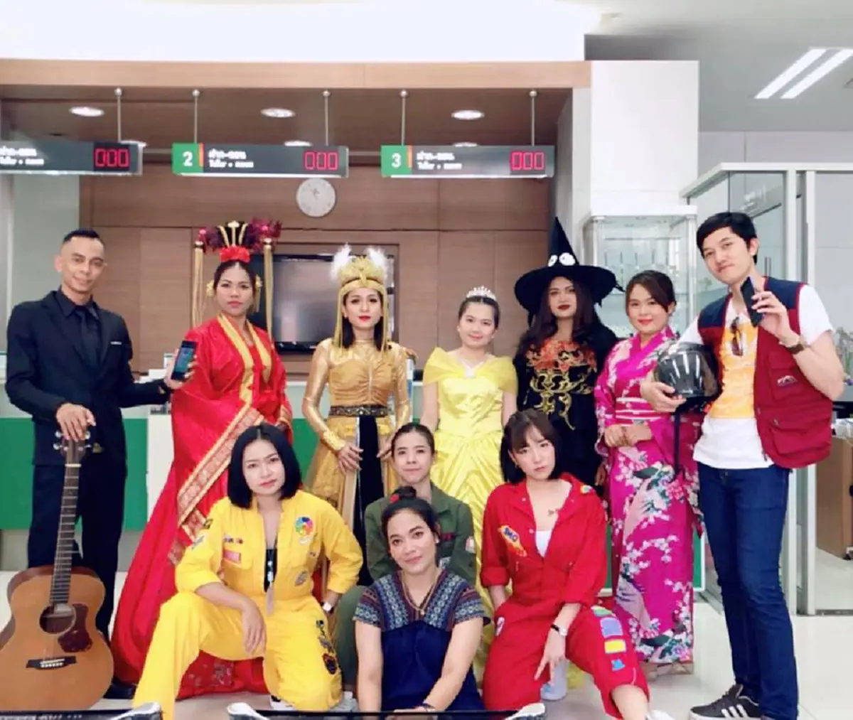 ฮามาก หนุ่ม-สาวแบงก์ดังแต่งตัวจัดเต็ม เมื่อบริษัทให้ใส่ชุดอะไรมาทำงานก็ได้ ชาวเน็ตยกนิ้วให้เลย