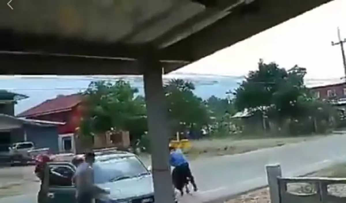 ถ้ายิงก็โดนประณาม!! แชร์ว่อน..คลิปนาที "คนบ้า" กระโดดถีบ "ตำรวจ" หัวฟาดพื้นอาการสาหัส? (คลิป)