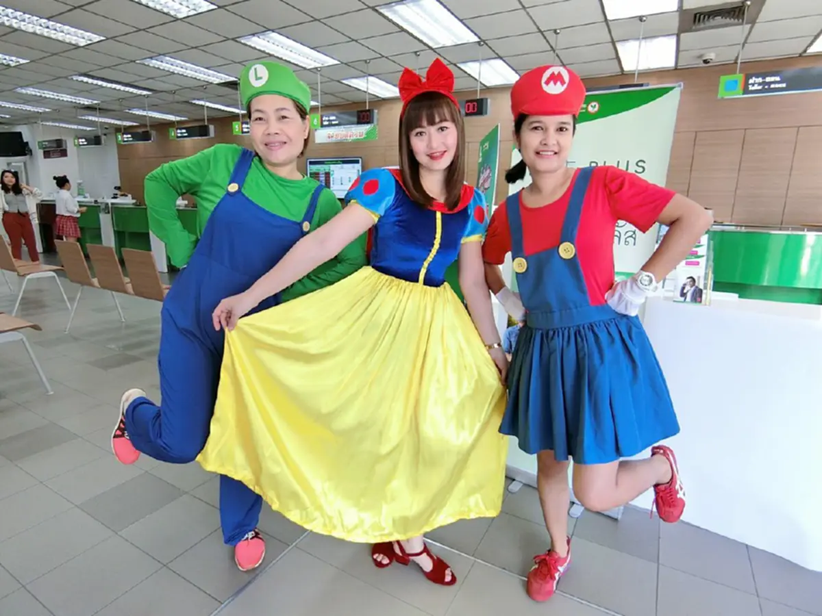 ฮามาก หนุ่ม-สาวแบงก์ดังแต่งตัวจัดเต็ม เมื่อบริษัทให้ใส่ชุดอะไรมาทำงานก็ได้ ชาวเน็ตยกนิ้วให้เลย