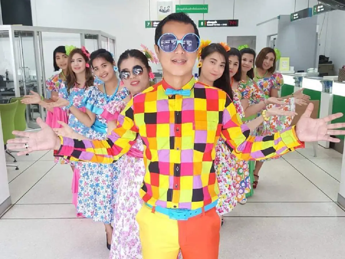 ฮามาก หนุ่ม-สาวแบงก์ดังแต่งตัวจัดเต็ม เมื่อบริษัทให้ใส่ชุดอะไรมาทำงานก็ได้ ชาวเน็ตยกนิ้วให้เลย