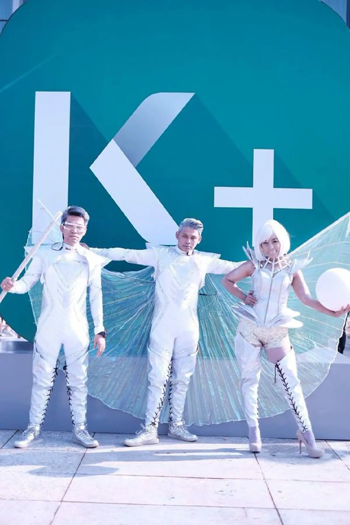 ฮามาก หนุ่ม-สาวแบงก์ดังแต่งตัวจัดเต็ม เมื่อบริษัทให้ใส่ชุดอะไรมาทำงานก็ได้ ชาวเน็ตยกนิ้วให้เลย