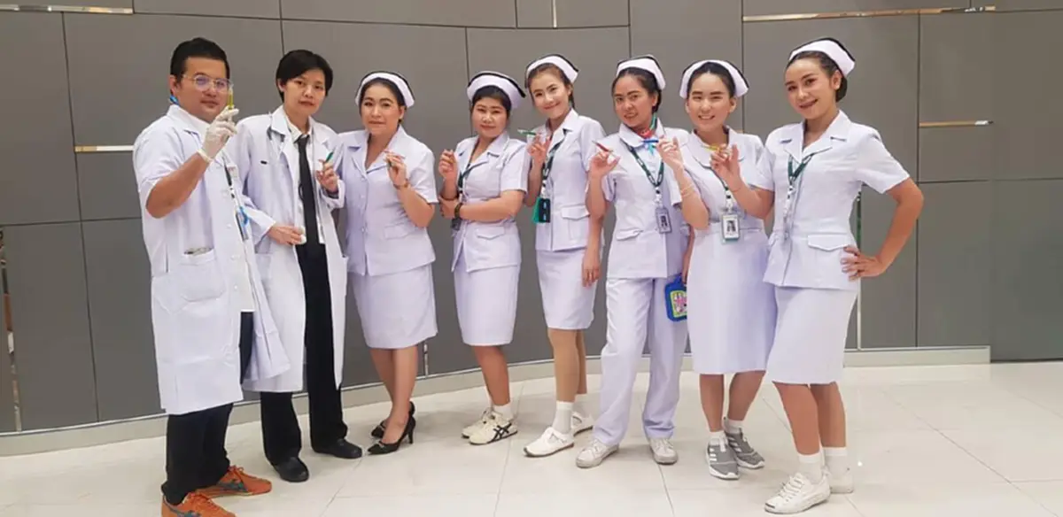 ฮามาก หนุ่ม-สาวแบงก์ดังแต่งตัวจัดเต็ม เมื่อบริษัทให้ใส่ชุดอะไรมาทำงานก็ได้ ชาวเน็ตยกนิ้วให้เลย