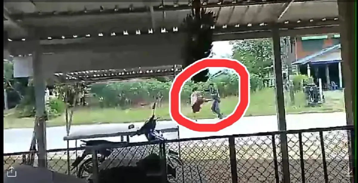 สงสารตำรวจ ดูกันชัดๆวินาที \"ตร.\"จ.ชัยภูมิ บาดเจ็บสาหัส เลือดคั่งในสมอง ยังไม่ได้สติ!! ถูก\"ชายเมายาบ้า\"คลั่งหนัก ถือไม้ไล่ตี ฟาดศีรษะ?!(คลิป)