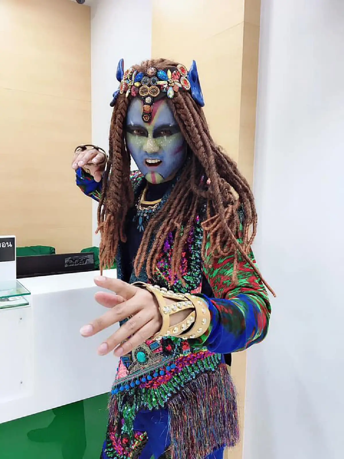 ฮามาก หนุ่ม-สาวแบงก์ดังแต่งตัวจัดเต็ม เมื่อบริษัทให้ใส่ชุดอะไรมาทำงานก็ได้ ชาวเน็ตยกนิ้วให้เลย