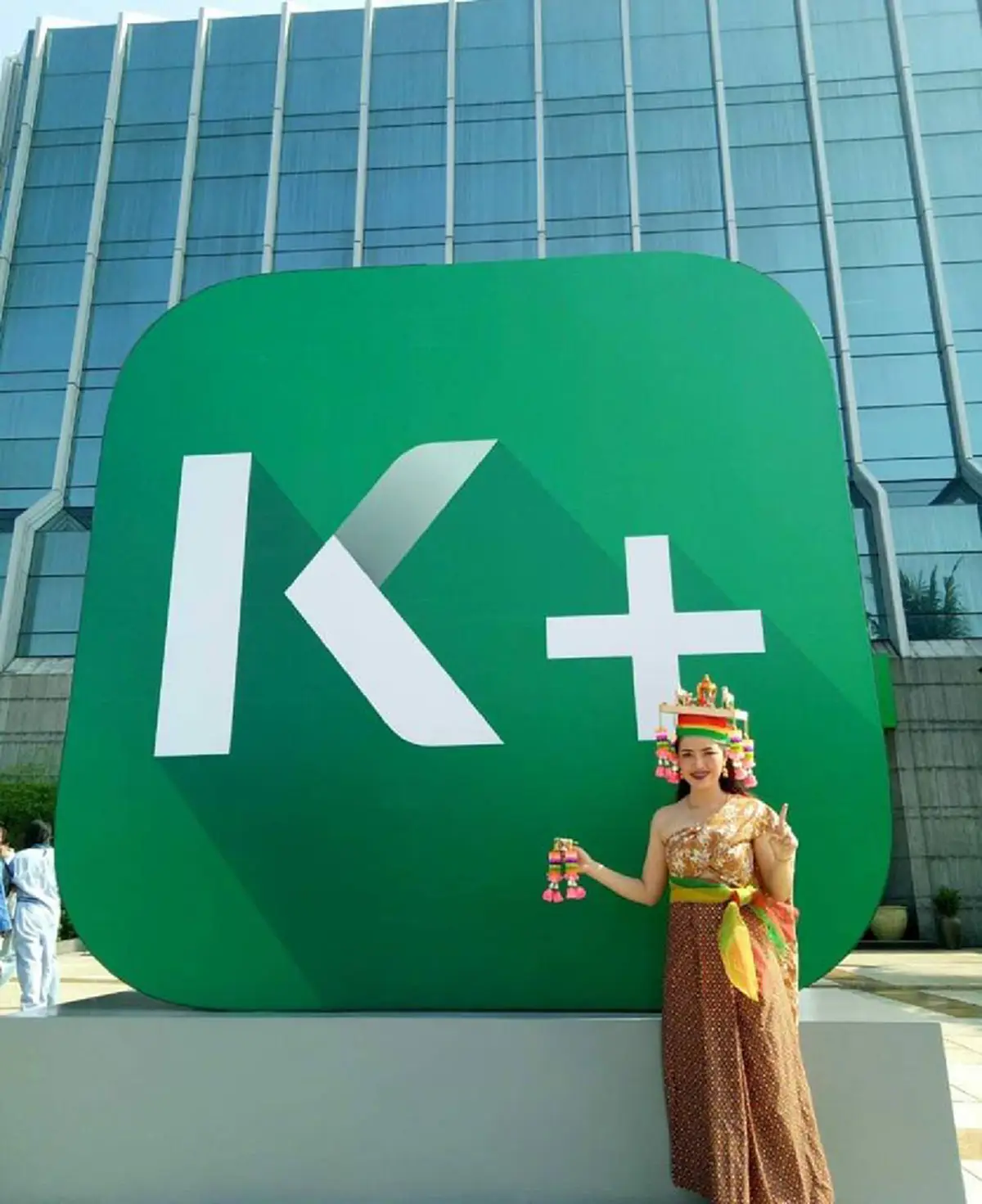 ฮามาก หนุ่ม-สาวแบงก์ดังแต่งตัวจัดเต็ม เมื่อบริษัทให้ใส่ชุดอะไรมาทำงานก็ได้ ชาวเน็ตยกนิ้วให้เลย