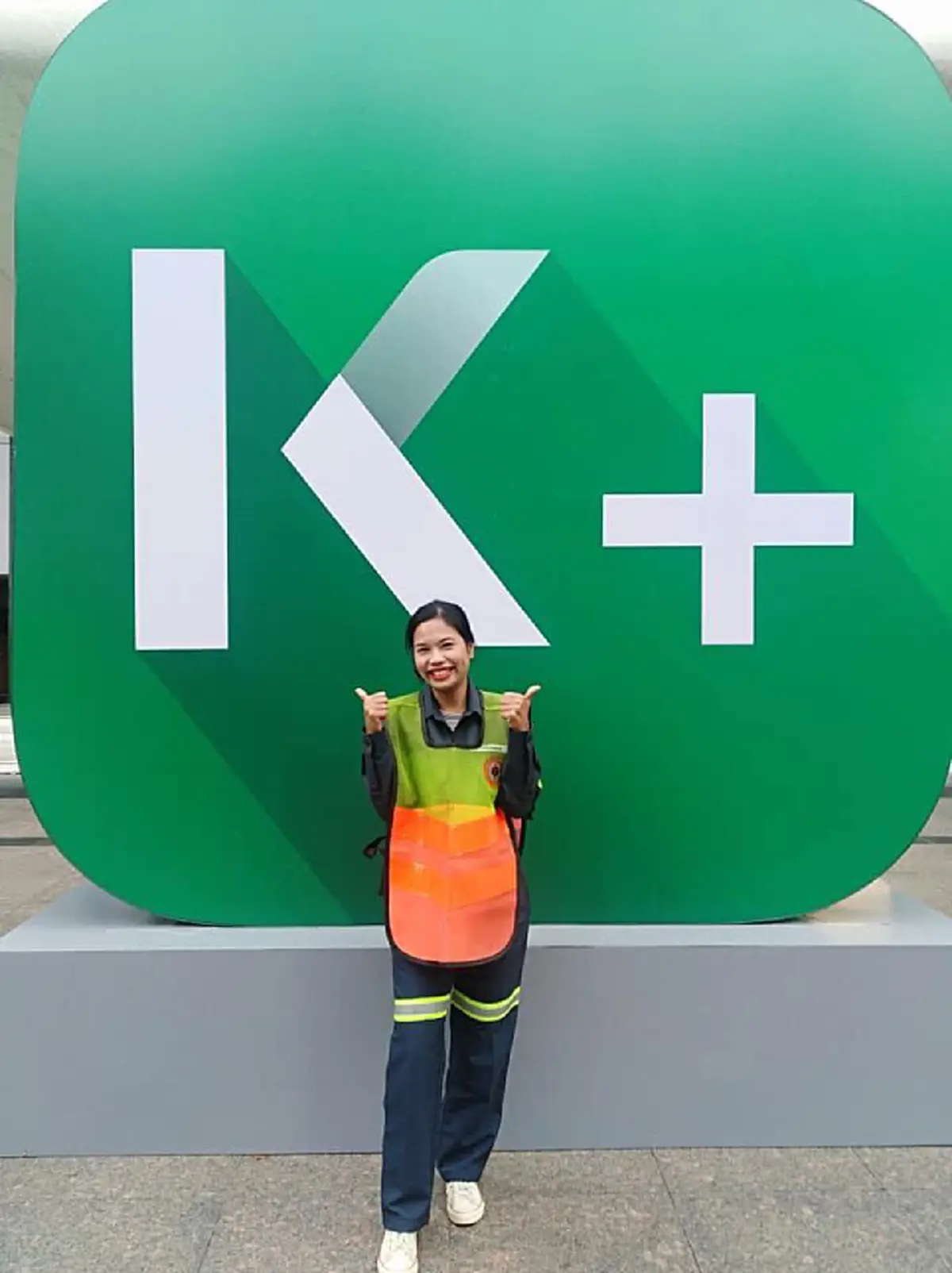 ฮามาก หนุ่ม-สาวแบงก์ดังแต่งตัวจัดเต็ม เมื่อบริษัทให้ใส่ชุดอะไรมาทำงานก็ได้ ชาวเน็ตยกนิ้วให้เลย