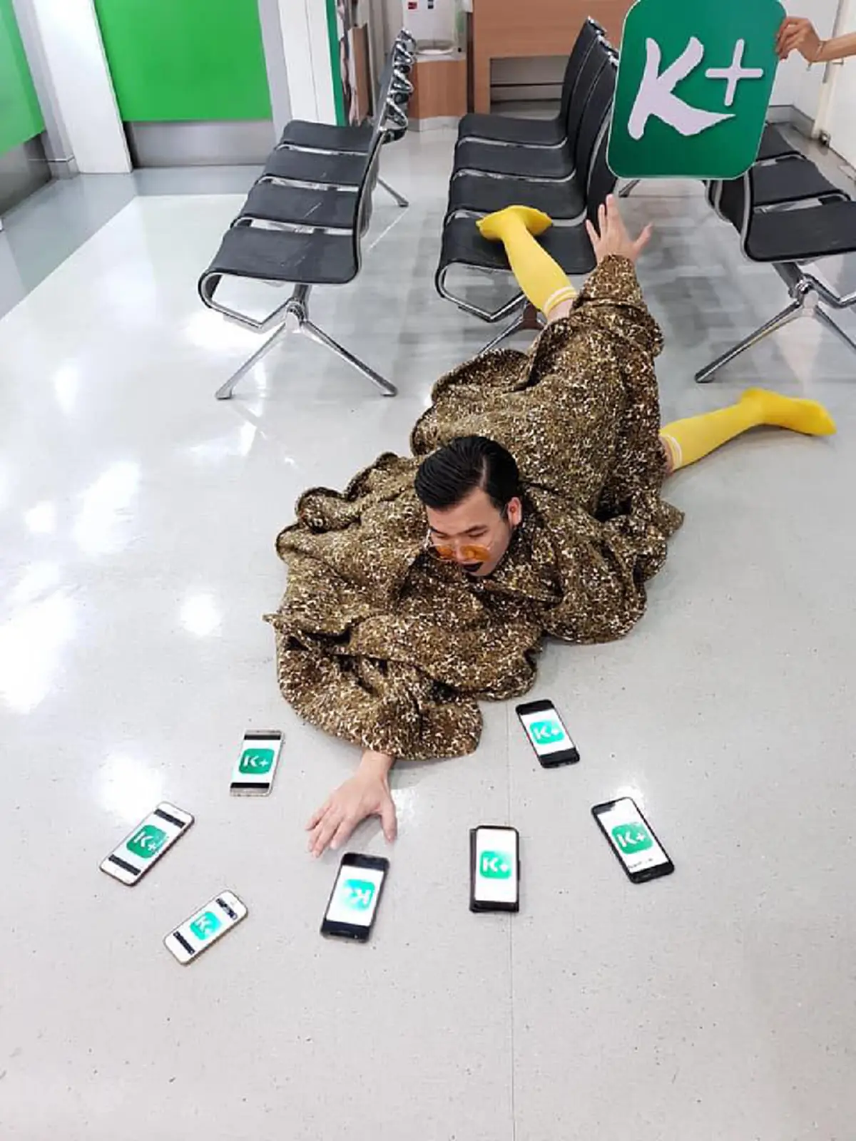 ฮามาก หนุ่ม-สาวแบงก์ดังแต่งตัวจัดเต็ม เมื่อบริษัทให้ใส่ชุดอะไรมาทำงานก็ได้ ชาวเน็ตยกนิ้วให้เลย