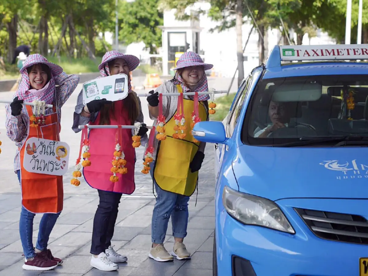 ฮามาก หนุ่ม-สาวแบงก์ดังแต่งตัวจัดเต็ม เมื่อบริษัทให้ใส่ชุดอะไรมาทำงานก็ได้ ชาวเน็ตยกนิ้วให้เลย