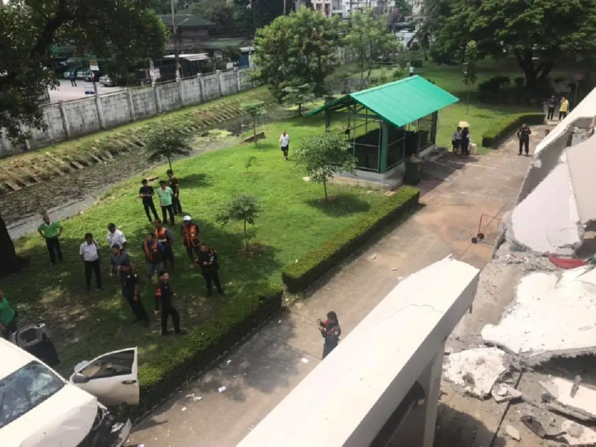 รอดปาฏิหาริย์! หนุ่มใหญ่ถอยปิคอัพตกตึก6ชั้น รถยับ ฮือฮาสวมหลวงพ่อวัดดังห้อยคอ