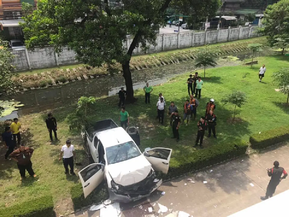 รอดปาฏิหาริย์! หนุ่มใหญ่ถอยปิคอัพตกตึก6ชั้น รถยับ ฮือฮาสวมหลวงพ่อวัดดังห้อยคอ