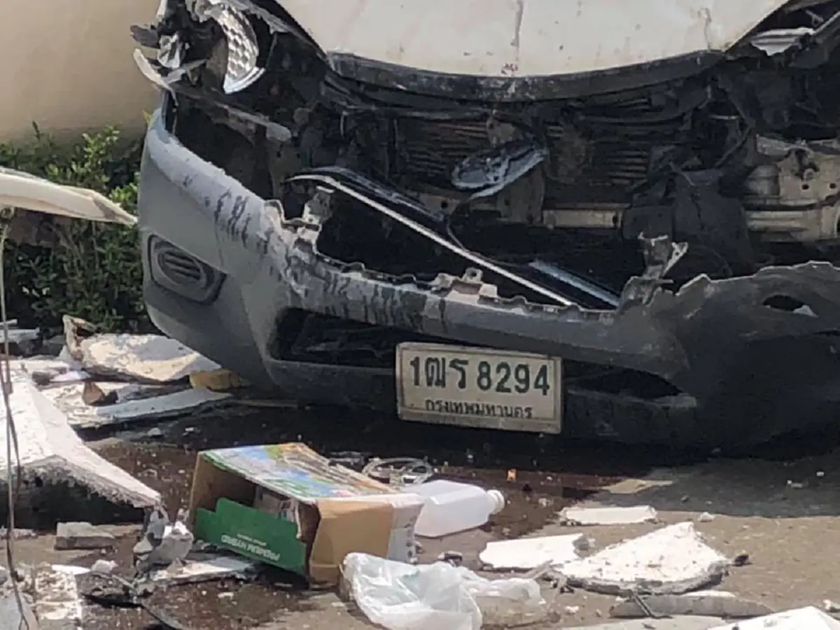 รอดปาฏิหาริย์! หนุ่มใหญ่ถอยปิคอัพตกตึก6ชั้น รถยับ ฮือฮาสวมหลวงพ่อวัดดังห้อยคอ