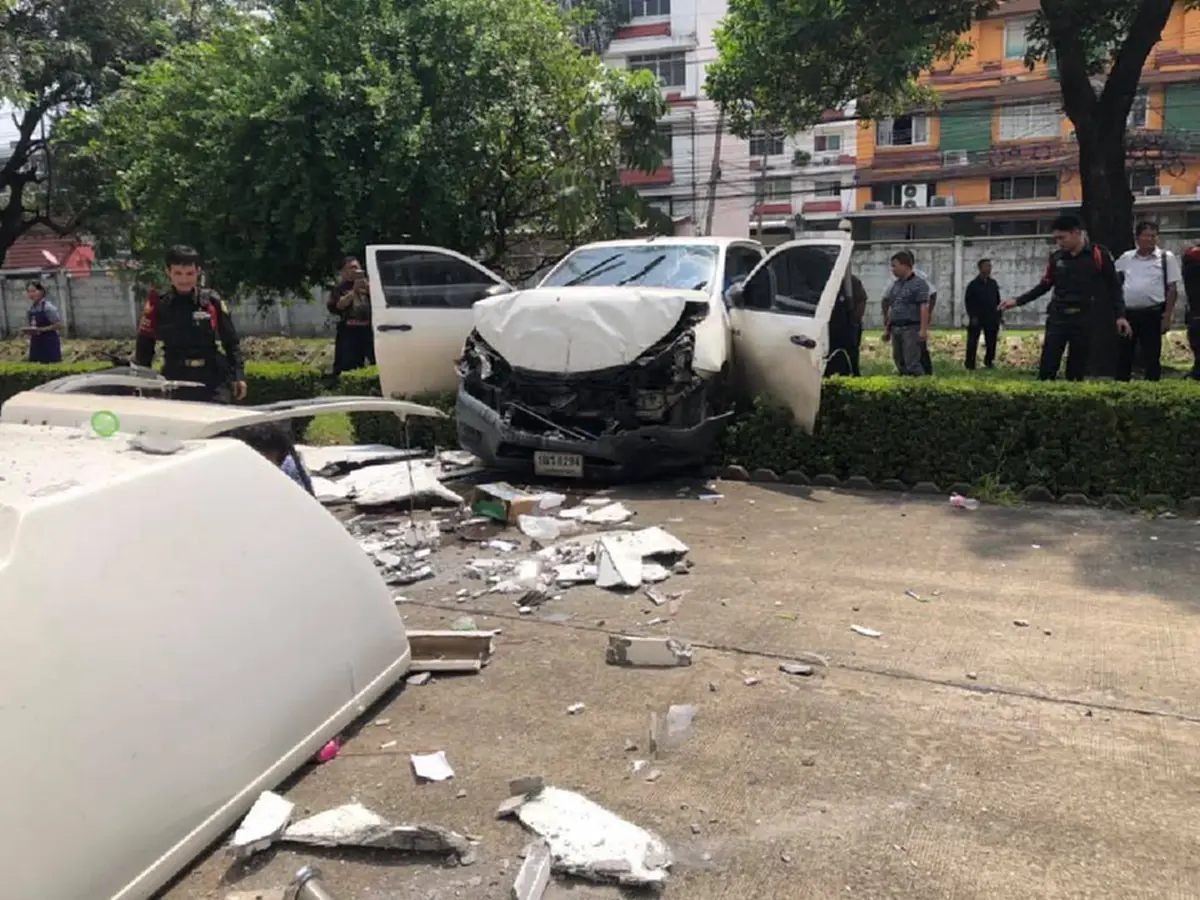 รอดปาฏิหาริย์! หนุ่มใหญ่ถอยปิคอัพตกตึก6ชั้น รถยับ ฮือฮาสวมหลวงพ่อวัดดังห้อยคอ