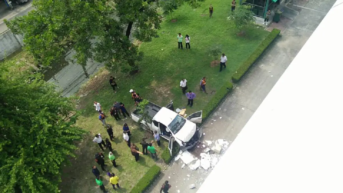 รอดปาฏิหาริย์! หนุ่มใหญ่ถอยปิคอัพตกตึก6ชั้น รถยับ ฮือฮาสวมหลวงพ่อวัดดังห้อยคอ